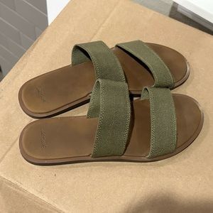 Sanuk green sandals size 8